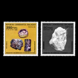 Petrified wood and minerals on stamp of madagascar 1988